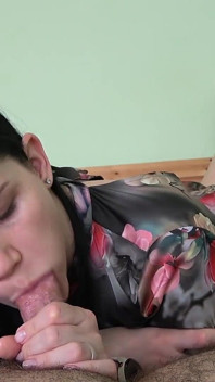 Heiße MILF anna lutscht schwanz und wird viel gefickt