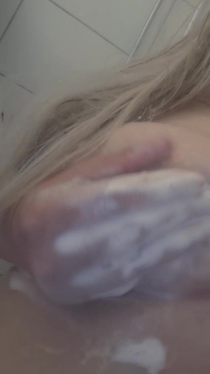 Luxxx Love: Juego de tetas en la ducha