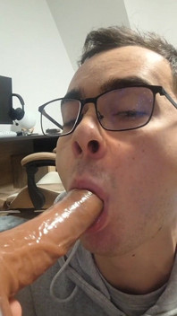 Vysokoškolačka saje ptáka nevlastního otce, dokud se mu nevystříká do pusy (dildo)