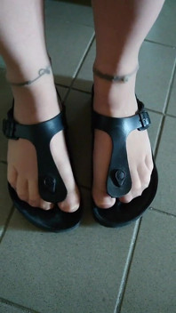 Birkenstocky a nylonové nožičky na schodišti