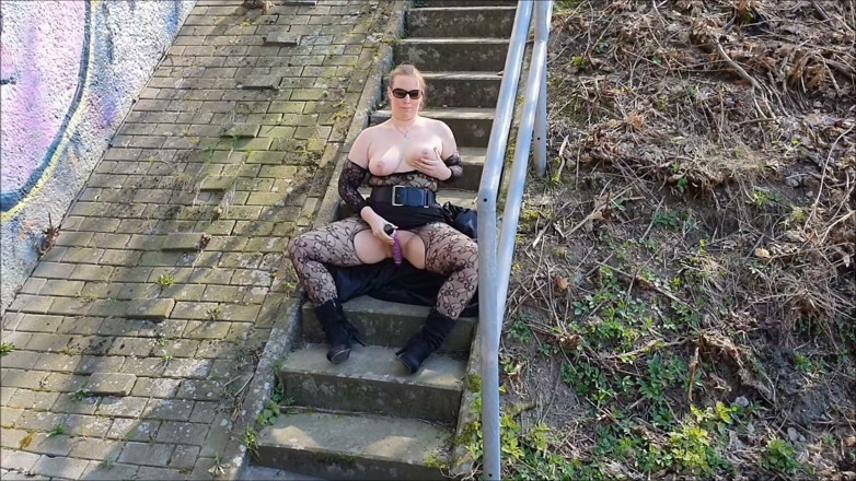 UserBitch1: Outdoor Meinen Vibro Gefickt