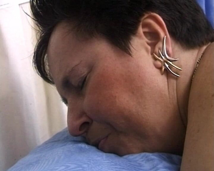 YOUR FIRST PORN: La madura Cynthia satisface su jugosa vagina