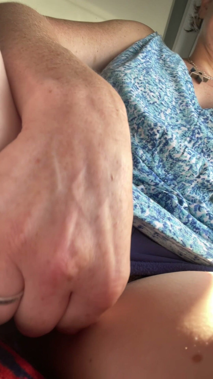 MistressWriggler: Ibu tiri bermain dengan pepek busuknya di belakang bas, kemudian...