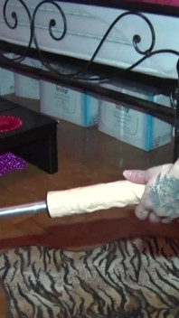 Hardcore jebanie z pieprzoną maszyną, hebanem i wytatuowaną dziwką