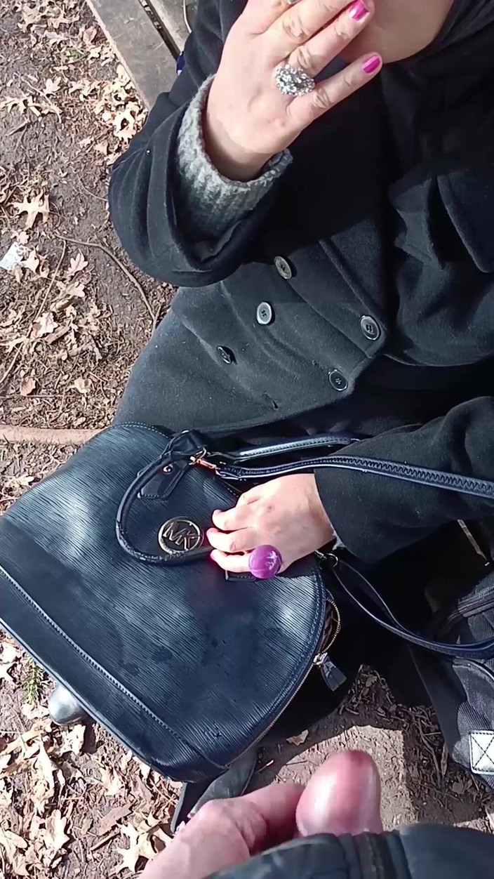 Asisa_oz: Saya bermain dengan zakar besar di luar di taman, memberikan...