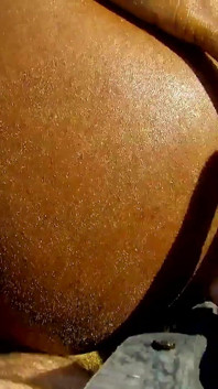 Nancy Hot, una novia traviesa nacida en Brasil con cabello morena quiere follar su coño en una playa