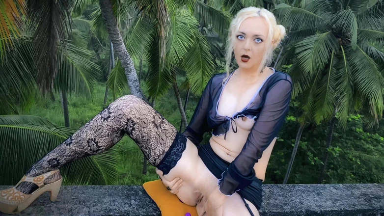 Lola Spais: Писаю на улице