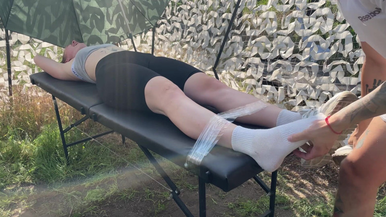 HotPrincessUA: Связанная клейкой лентой и щекотка на пикнике: Полный контроль Ticklers