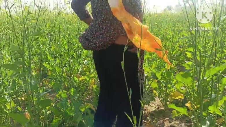 Savita5343: Indiancă desi bhabhi de la sat futută în câmpul cu muștar în...