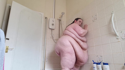 SSBBWLadyBrads: La douche trémousse et se lave