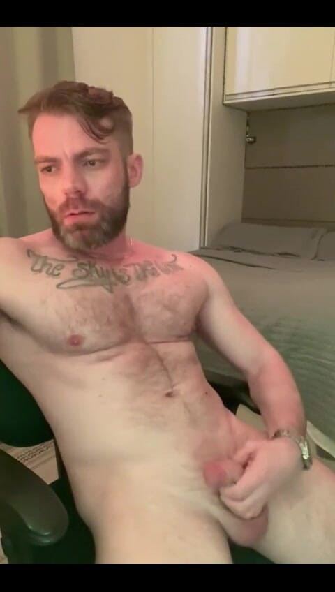 Pettenuzzu: Мастурбирует