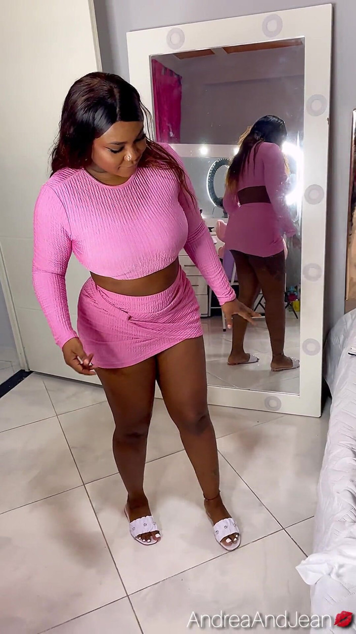 AndreaAndJean: Ébano madrastra atrapó hijastro masturbándose muñeca sexual