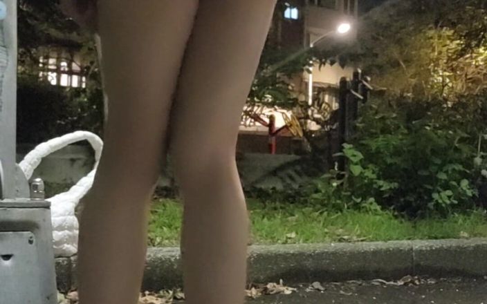 Taiwancdgirl: Saindo com um vibrador e sem calcinha.