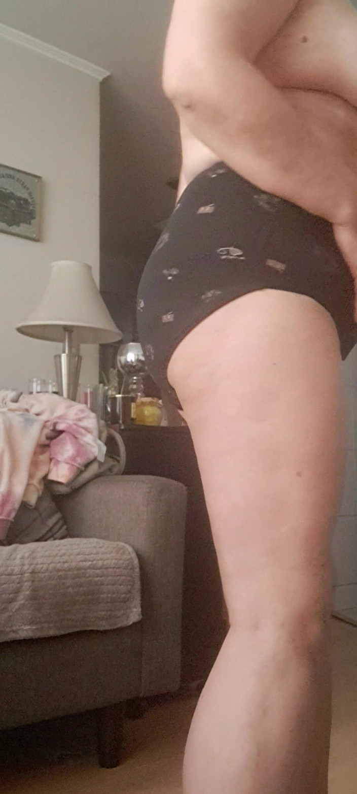 Mommy big hairy pussy: MILF знімає одяг і роздягається до трусиків