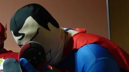 Superman annusa esibizionismo