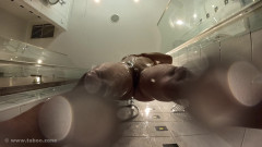 Nude Sportswomen: Mandi bareng yuk, sayang?