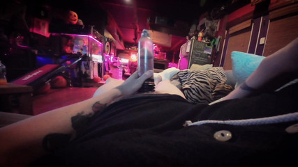 Tiffany Ciskiss: Tiffany Ciskiss pumpuje ptáka pomocí hercules v koupelně k pumpování...