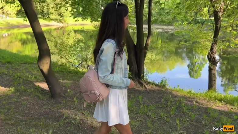 Katty West: Prietenul meu îmi controlează orgasmele în public cu o jucărie de la...