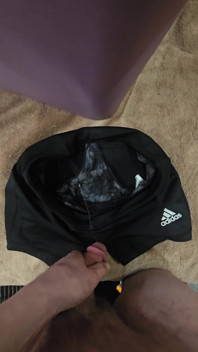 Küçük üvey kız kardeşimin minik voleybol taytının ve banyoda bıraktığı kirli külotunun içine boşalıyorum