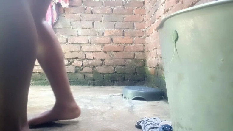 Mannirkuok: देसी भारतीय पत्नी स्नान कर रही है और साड़ी स्नान कक्ष में स्तन शो निकालती है