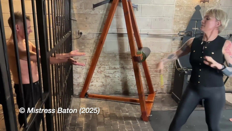 MistressBaton: Teste de exercício na prisão por cruel diretor da prisão