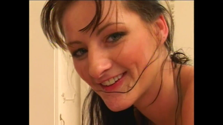 American Stallion: 털이 무성한 보지를 가지고 있는 거유 밀프