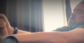 予備の部屋で大声で友達が性交するのを聞いています...。又！彼らは私をからかうためだけにこれをしていると思います!