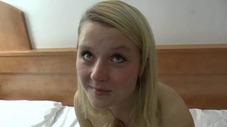 Casting GIRLS AND FIRST PORNO: Padrastro seduce a su hermosa hijastra rubia
