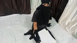 Punita per i compiti, la ragazza musulmana con l'hijab è stata scopata