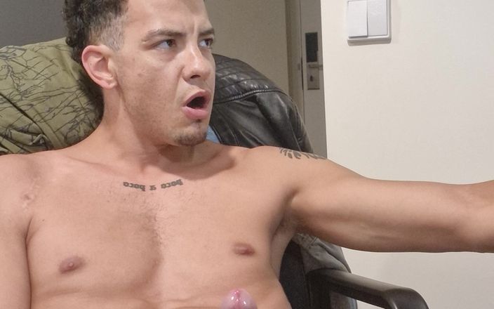 Fitguywithbigdick: 큰 자지를 빨고 따먹히는 18세 의대생