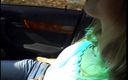 Horny Two really wet MILFs: Блондинка-шлюшка сосет хуй водителю машины в любительском видео