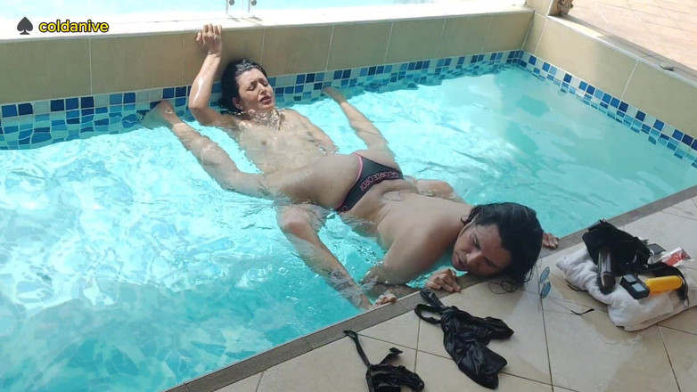 COLDANIVE: Làm tình ở hồ bơi và trói buộc và vui vẻ