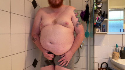 Ginger daddy: Il papà zenzero fa pipì in biancheria intima