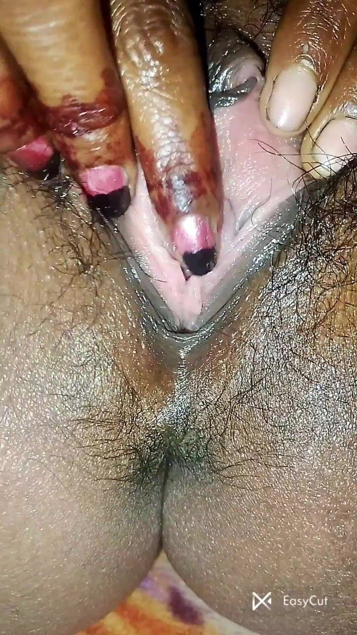 IndianVibeX: 継姉がビデオスタンドを尻に刺した