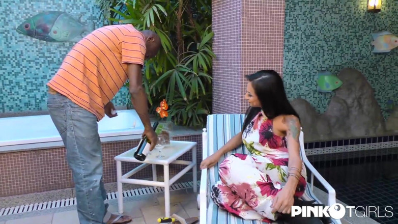 Pinko TGirls: La trans Renata Farias si fa rompere il culo dal...