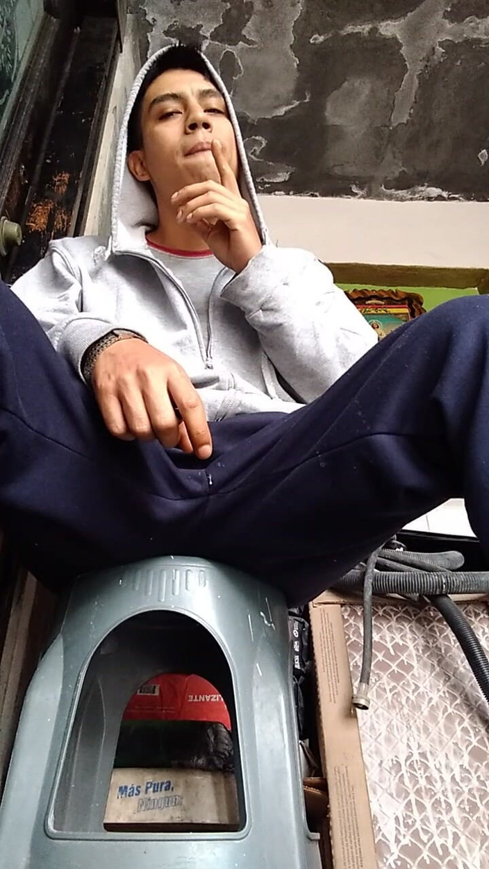 AlexAlejandro13: 在我家门口的观众面前自慰