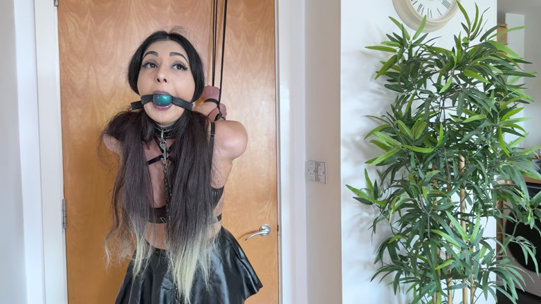 Latina Fetish: Жіноче домінування в бондажі: повідець, кляп пеніса та підвіска дверей. Jezebel, частина 1 (4k +за лаштунками)