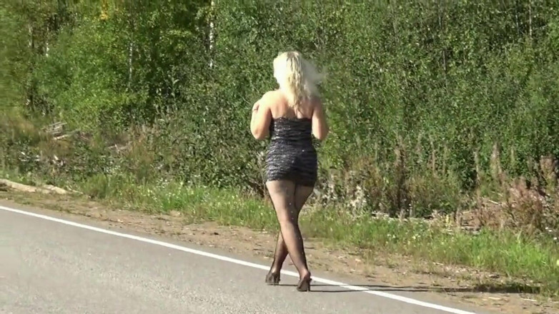 Nylon-Heels: Hübsche frau in einem kurzen kleid