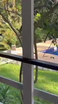Mi-am împlinit visul. Am înotat goală în piscina vecinului, apoi i-am dat pizda mea fierbinte