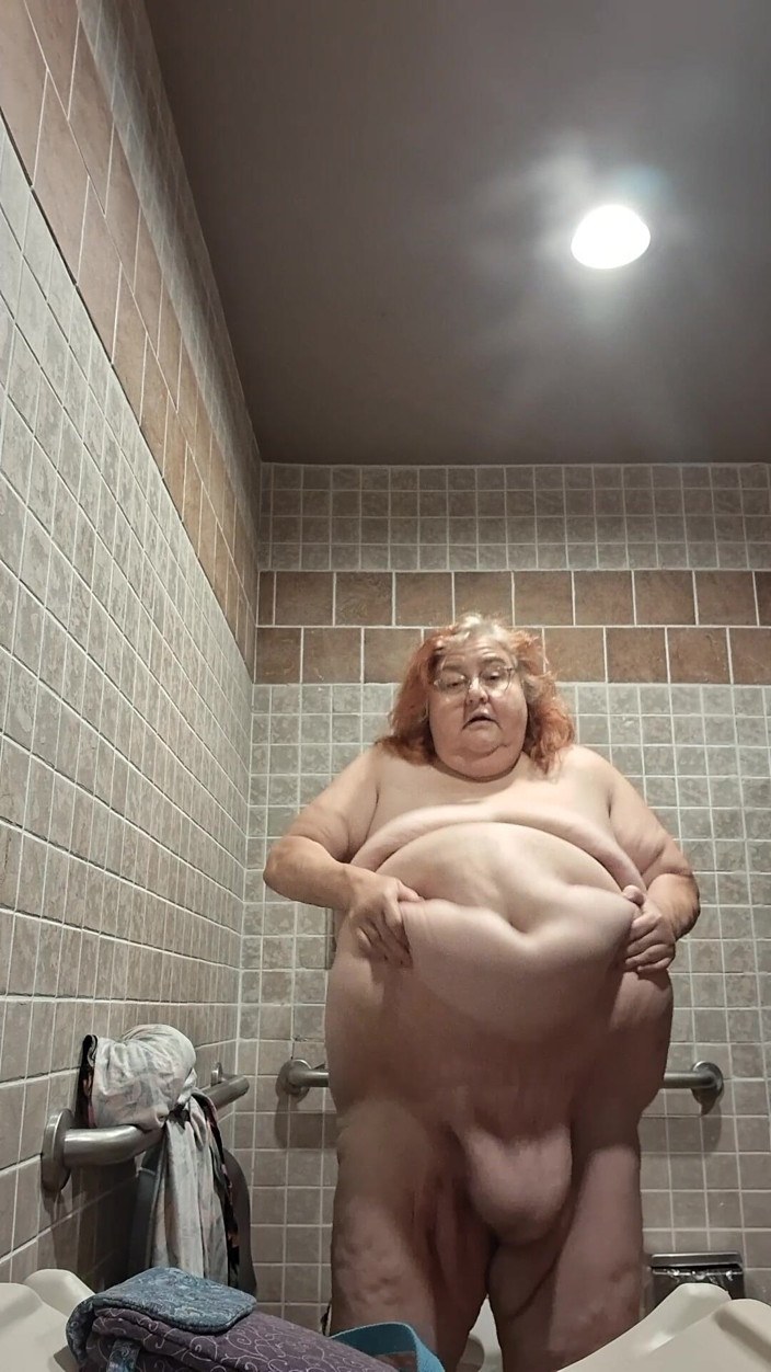 BBW nurse Vicki adventures with friends: ビッグビューティーナース、ヴィッキーがバスルームで踊り、ストリップを披露!