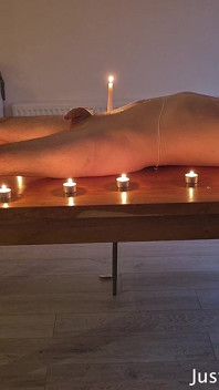 Legata al tavolo mentre signore versa la cera calda su tutto me