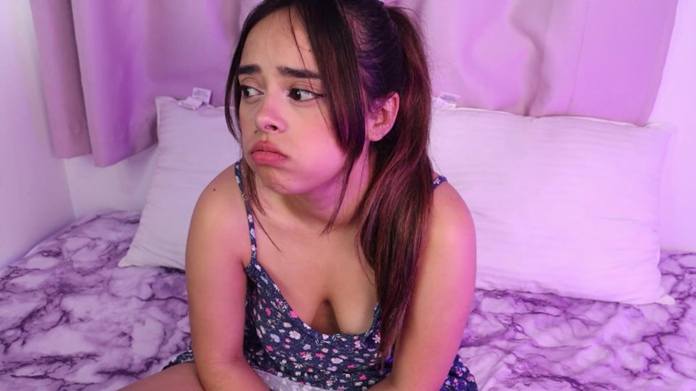 CuttieJennie: Trillizos hermanastras pelean por el chico caliente