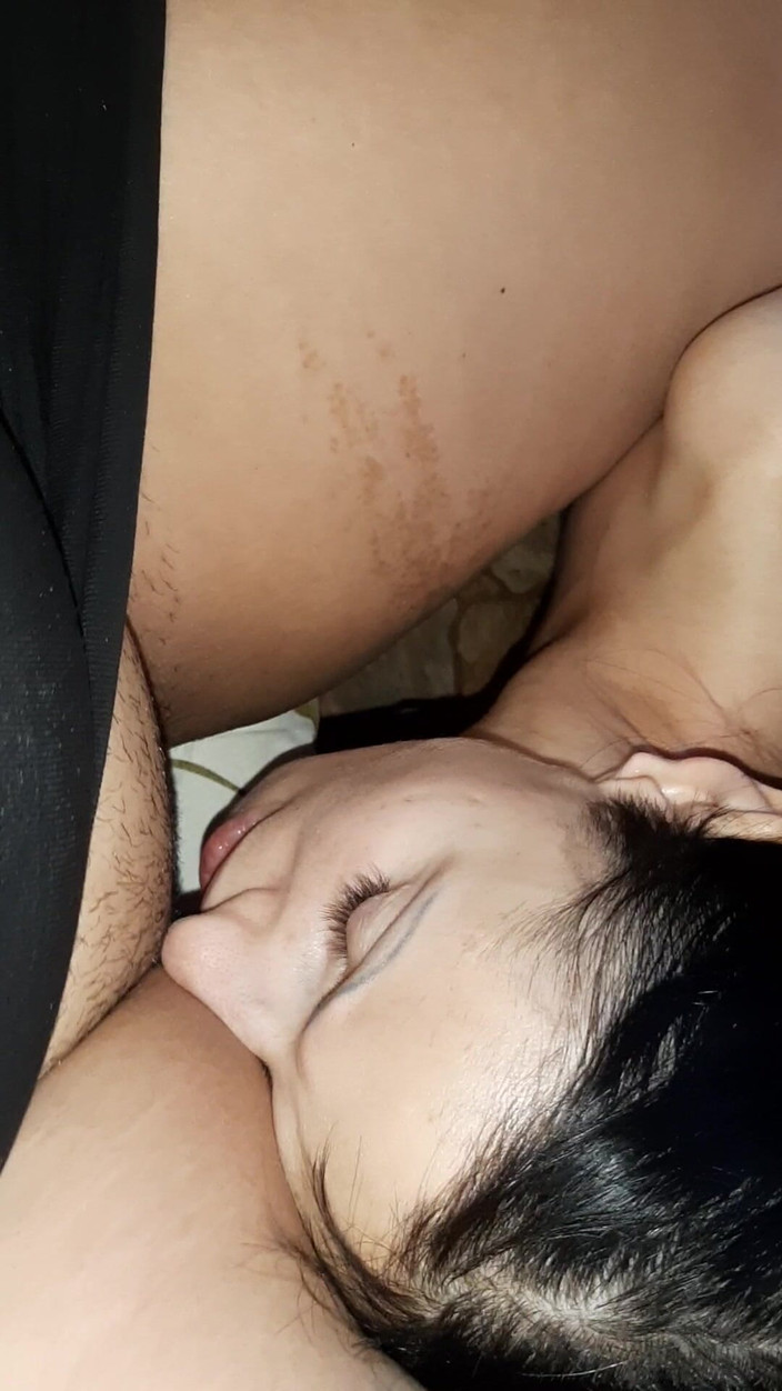 Lesbian-illusion: 내 이웃이 부엌에서 내 보지를 빨리 핥아 남편이 우리를 잡을 수 없도록