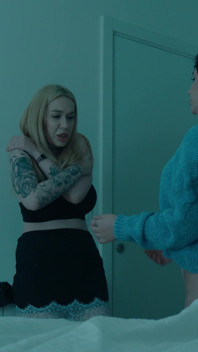 Une Belle-mère Coquine Et Sa Belle-fille Flexy Chauffent Le Lit D’hôtel Partagé Avant Que Son Beau-fils Se Joigne Pour