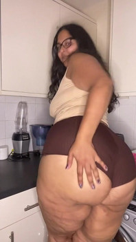 Imunda esguichando gordinha na cozinha