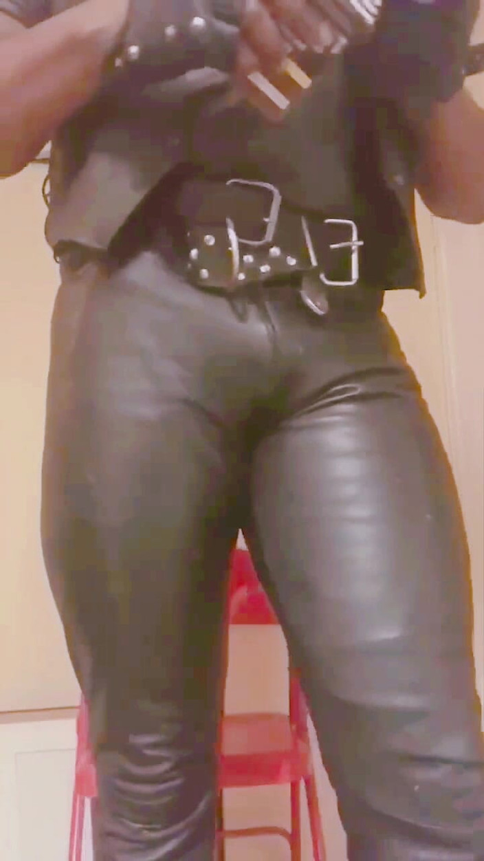 Black smoking muscle stepdad: 皮衣吸烟大屁股爸爸