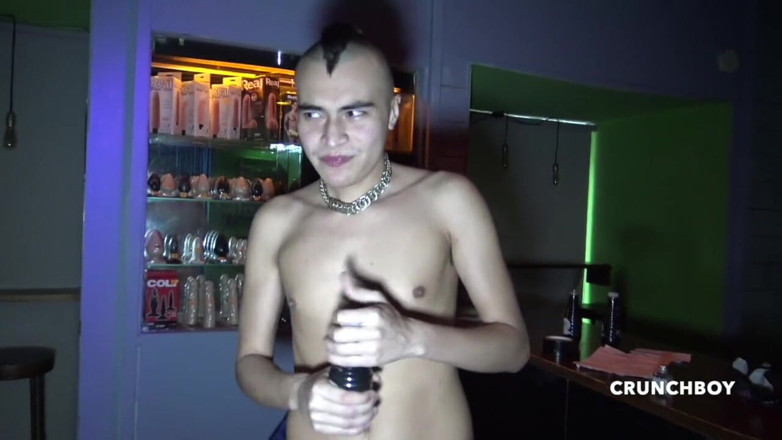 BAREBACK PARTY AT BOYBERRY CRUISING: สลัตถูกเย็ดแบบไม่ใส่ถุงโดยเพื่อนๆ ของเขา