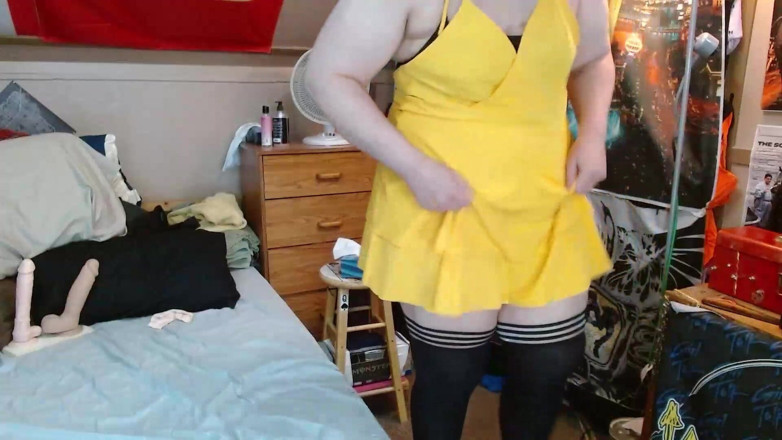 CosmicJones88: La sissy cagna provoca scuotendo il culo grasso e giocando...