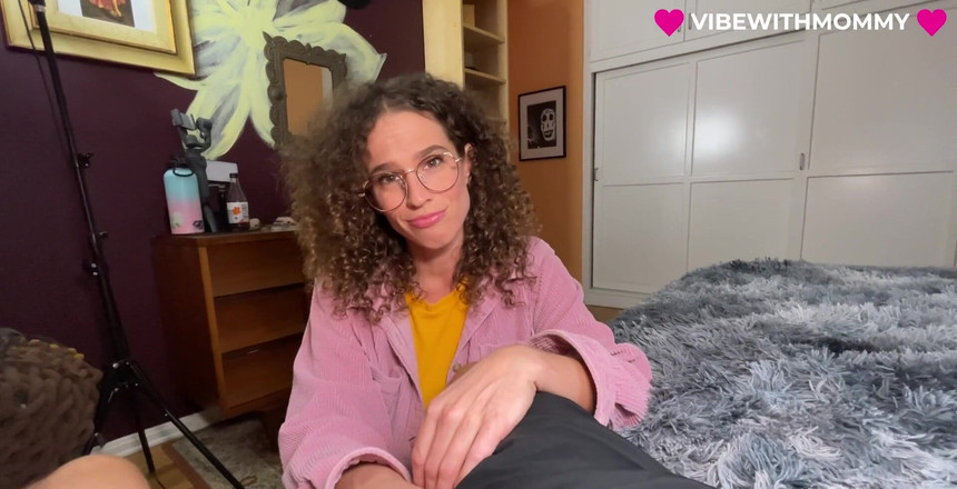VibeWithMommy: 내 달콤한 소년의 여자 친구를 헤어진 후 배다른 아들을 돕는 유대인 새엄마!
