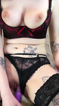 Mi scopo con un dildo fino all'orgasmo